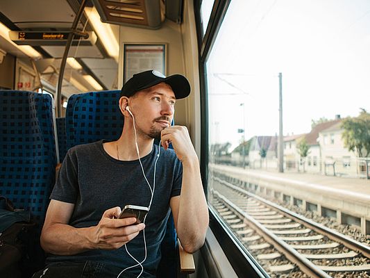 Pendler in der S-Bahn hört Musik (Symbolbild)